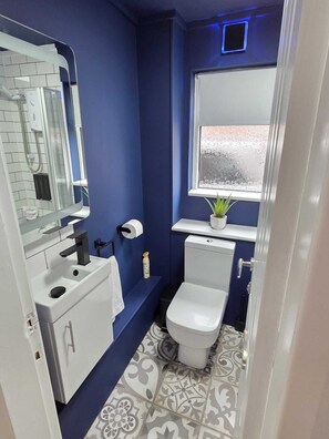 Unclassified image, 3 of 11, button - The Combermere - Modern 2-Bed Apartment located in Shrewsbury. (Shrewsbury)
