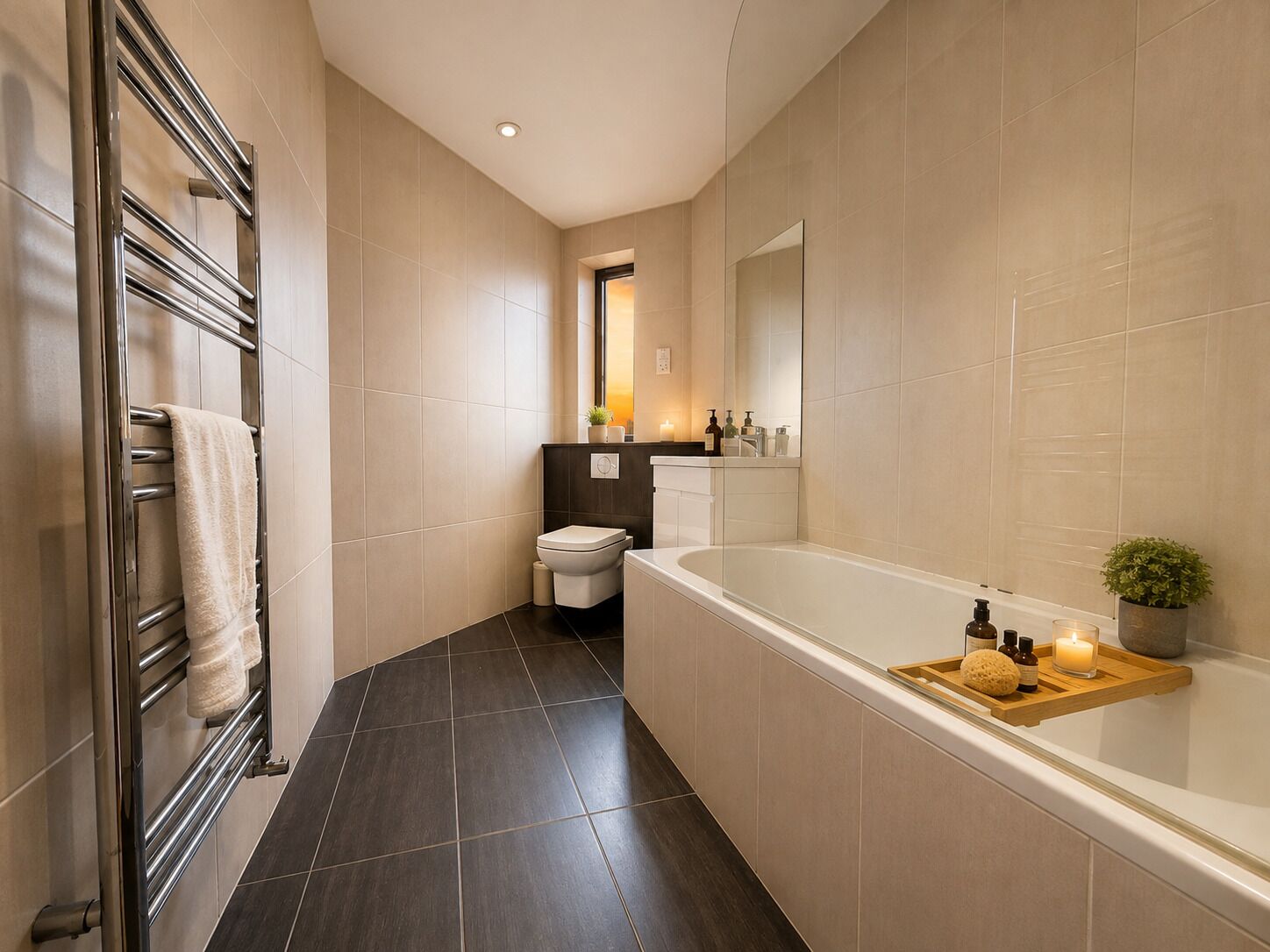 Ein modernes Badezimmer mit einer Badewanne, einer Toilette und einem Handtuchhalter.
