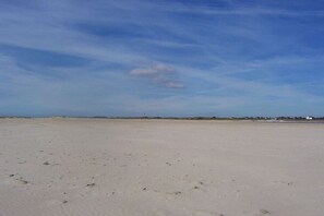 A wide sandy beach with a clear sky. - HOUSE LUV 2 - on the ground floor (Wittdün)