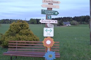 Ein Wegweiser mit mehreren Pfeilen, die zu verschiedenen Zielen zeigen.
