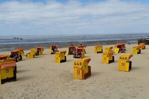 A beach with yellow lifeguard stations numbered 401 to 449. - Palais am Meer 2 (W 02) (Cuxhaven)