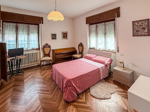 A bedroom with a bed, a desk, a chair, and a radiator. - 5 Minutes from La Godorta (Gozzano)