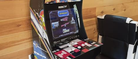 Une borne d’arcade rétro avec les inscriptions « ASTEROIDS » et « ARCADELUP », proposant une sélection de jeux, dont « ASTEROIDS », « TEMPEST » et « LUNAR LANDER GAME ».
