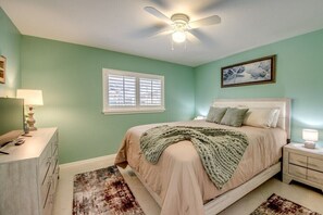 A bedroom with a bed, a nightstand, a dresser, a ceiling fan, and a window with blinds. - Holiday home with 1 bedroom (Cape Coral)