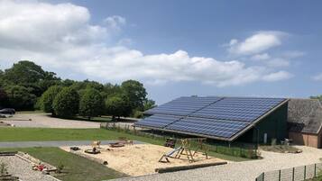 Ein Gebäude mit einem geneigten Dach und einer Solaranlage.