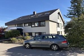 A modern two-story house with a car parked in the driveway. - Holiday apartment with 1 bedroom (Überlingen)