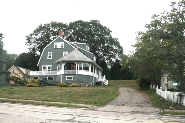 A two-story house with a porch and a driveway leading to the front door. - Large 14bed Family Retreat a Stroll to York Harbor Beach and Venues (York)
