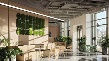 Interior de oficina moderno con un amplio panel de plantas verdes en la pared, varias macetas y un diseño espacioso con mesas y sillas.