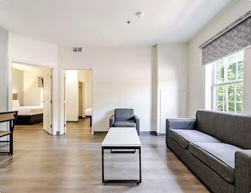 Newly Renovated Hotel - 2 Bedroom Suites with Kitchen in adorable Columbia