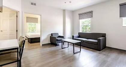 Newly Renovated Hotel - 2 Bedroom Suites with Kitchen in adorable Columbia