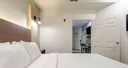 Newly Renovated Hotel - 2 Bedroom Suites with Kitchen in adorable Columbia