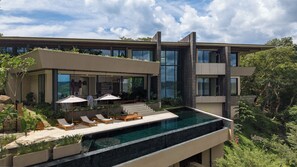 A modern house with a swimming pool, outdoor seating, and a view of the surrounding greenery. - Exclusive 6BR Ocean-View Villa with detached apartment - Peninsula Papagayo (Peninsula Papagayo, Nacascolo)