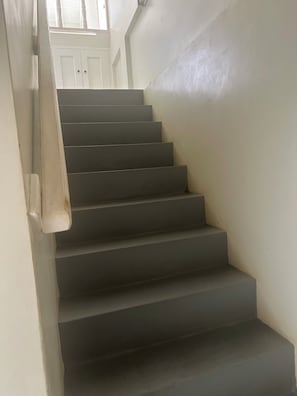 Una escala amb barana que condueix a un aterri.