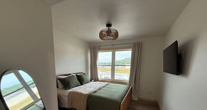 Gichi Gami Suites - Ningaabii'anong (West) Suite
