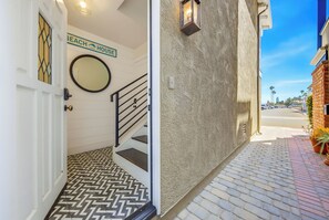 A hotel entrance with a staircase, a sign reading 'BEACH HOUSE', and a view of the street. - Great 4 Families, Walk 2 Beach and Bay W/Parking! (Newport Beach)