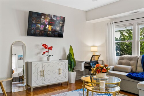 Bright Coastal Retreat, 3 Min Walk to Sand