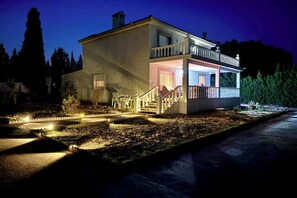 A two-story house with a balcony, a staircase, and a well-lit entrance. - Villa Perfecta: A 5-bedroom villa with a pool, just 30 minutes from Valencia! (Llíria)