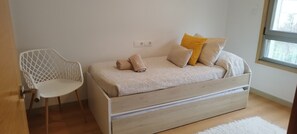Escritorio, tabla de planchar con plancha, cuna de viaje y wifi gratis