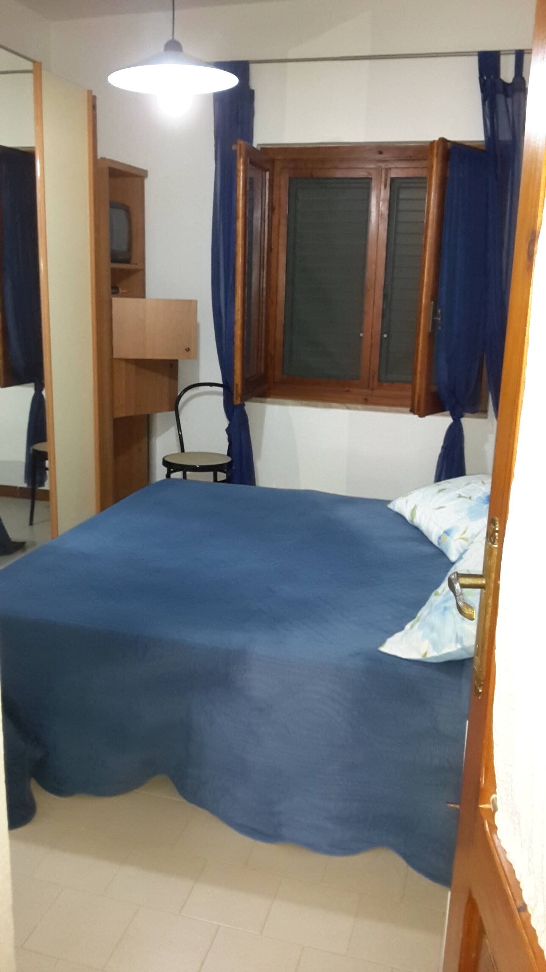 Tabla de planchar con plancha, wifi, ropa de cama