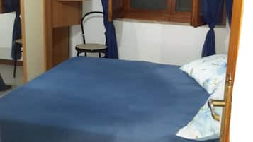 Tabla de planchar con plancha, wifi, ropa de cama