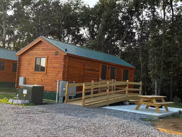 Outdoor dining - Lakehouse Resort Cana ADA Rancher 4 near Rend Lake (Benton)