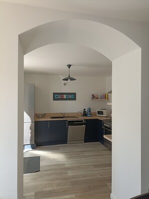 Eine moderne Küche mit eingebautem Geschirrspüler, Mikrowelle und Herd.