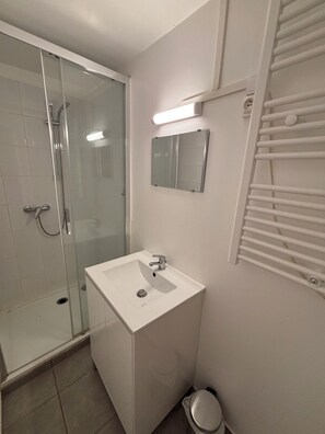 Bathroom - Vrbo Property (Bédarieux)