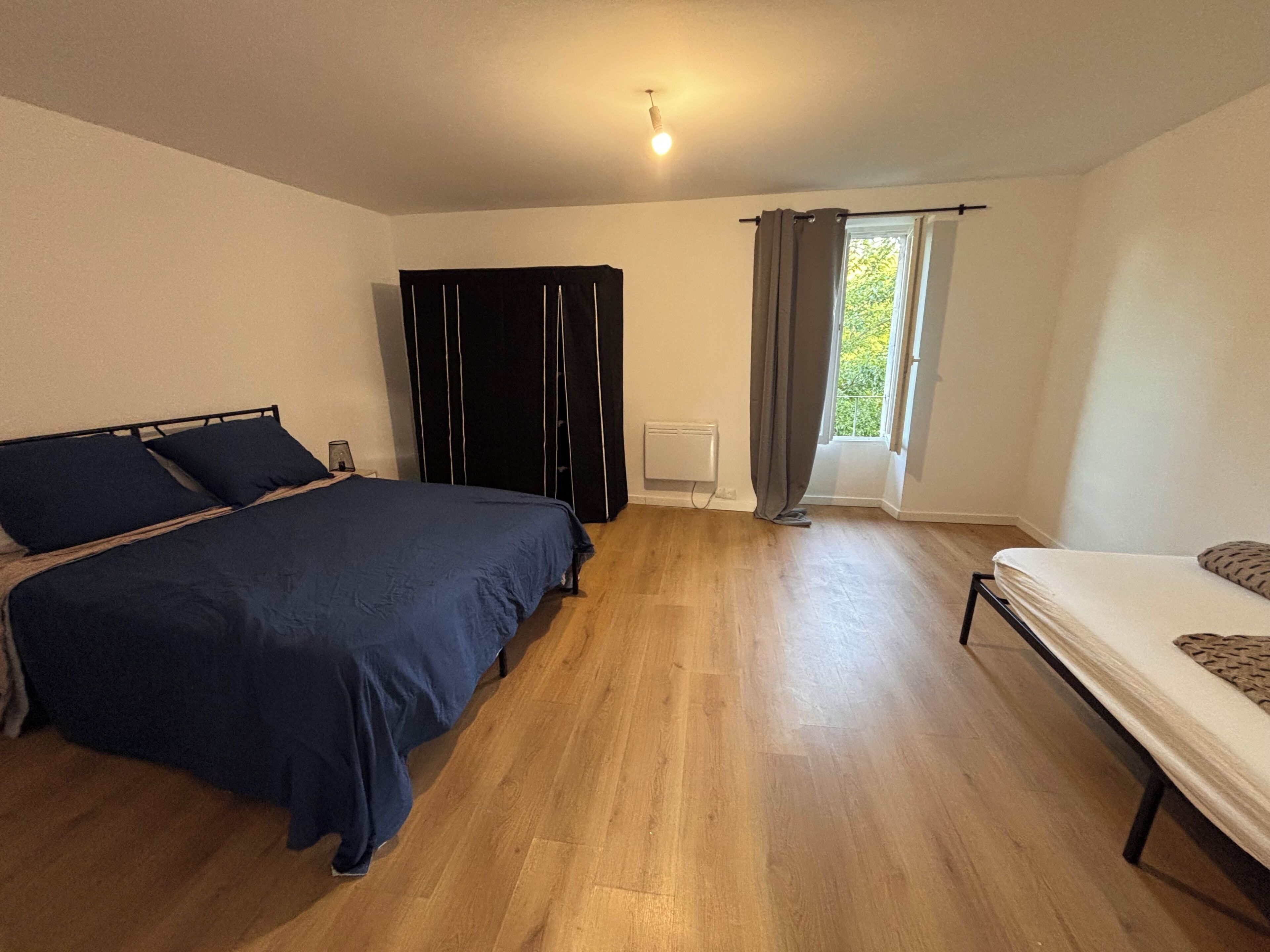 Een strijkplank/strijkijzer, wifi, beddengoed