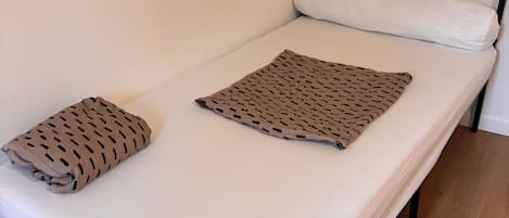 1 habitación, escritorio, tabla de planchar con plancha y cuna de viaje