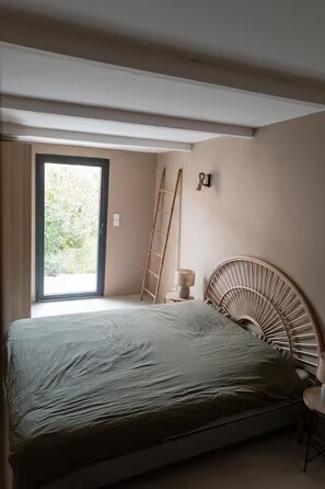A bedroom with a bed, a window, a ladder, and a wall-mounted light fixture. - Charming Villa with Pool – Grimaud / St-Tropez (Grimaud)