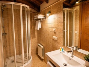 Family Room | Bathroom | Hair dryer, towels, soap, shampoo - Hotel Boa Vila (Pontevedra)