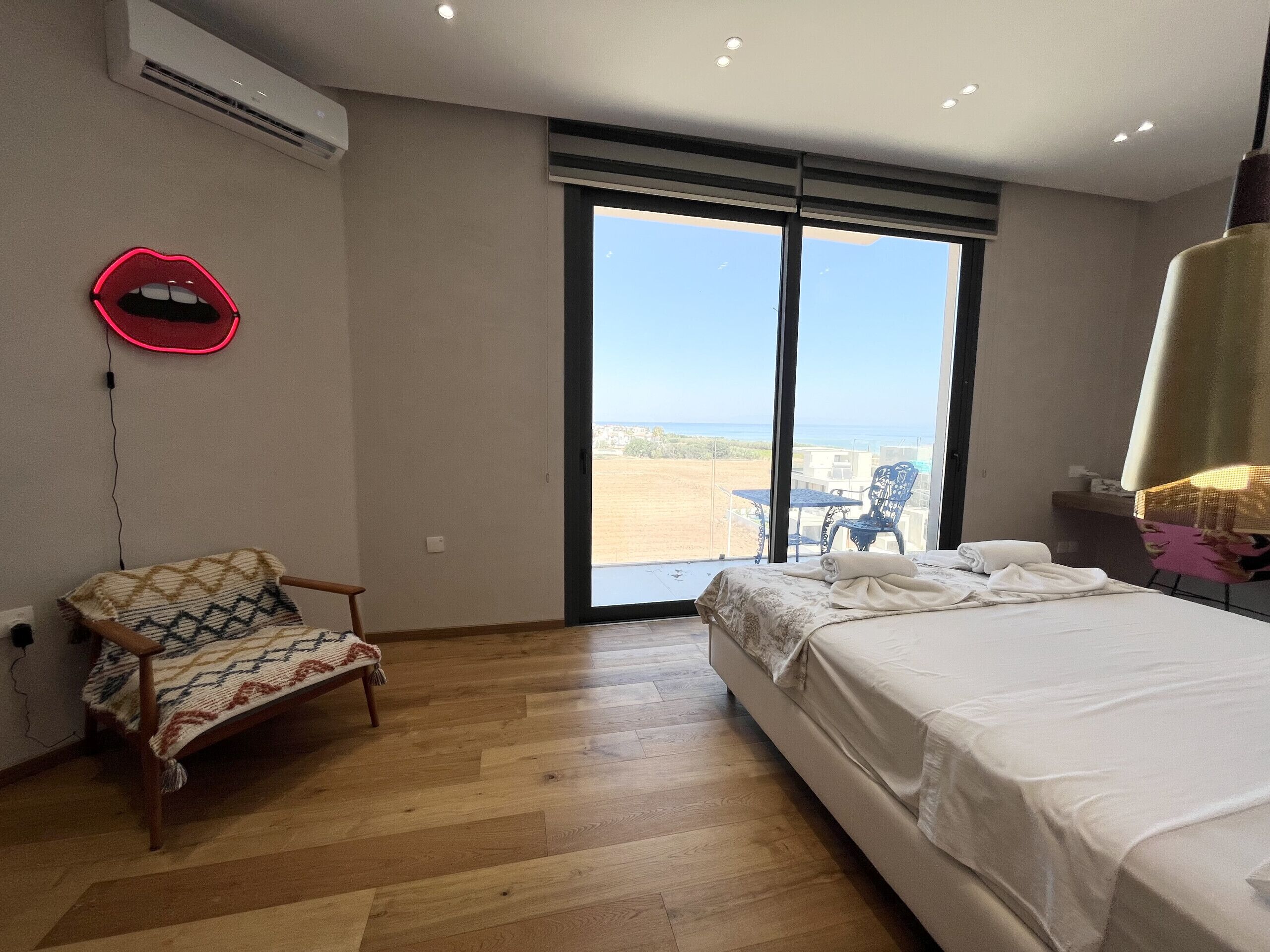 Een strijkplank/strijkijzer, gratis wifi, beddengoed