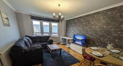 2-bedroom apartment, easy access to Edinburgh and Glasgow.