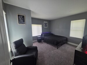 Room - Terrific 3-bedroom house with AC , one and a half bath in charming Zanesville oh (Zanesville)