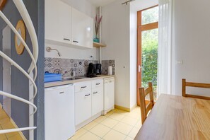 A compact kitchen with white cabinets, a coffee maker, and a sink. - La Dorine - Charmant cocon pour 2 en campagne (Parfondeval)