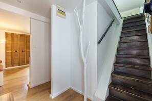 A staircase with wooden steps and a handrail, leading to an upper floor. - The White Forest - Proche Epinal (Thaon-les-Vosges)