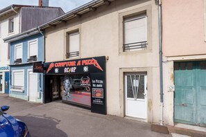 A storefront with a sign for 'AC+AP Au Comptoir A Pizza' and a window displaying pizza menus. - The White Forest - Proche Epinal (Thaon-les-Vosges)