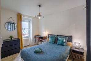 A bedroom with a bed, a desk, a chair, a dresser, a mirror, and a window with curtains. - Ti Donnart - 10min du Centre de Brest (Brest)