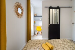A hotel room with a bed, a mirror, a desk, and a chair. - Ti Donnart - 10min du Centre de Brest (Brest)