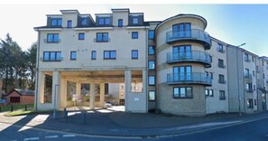 Unclassified image, 2 of 17, button - 2-bedroom apartment, easy access to Edinburgh and Glasgow. (Edinburgh)