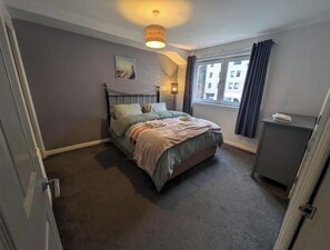 Unclassified image, 3 of 17, button - 2-bedroom apartment, easy access to Edinburgh and Glasgow. (Edinburgh)
