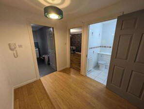 Unclassified image, 5 of 17, button - 2-bedroom apartment, easy access to Edinburgh and Glasgow. (Edinburgh)