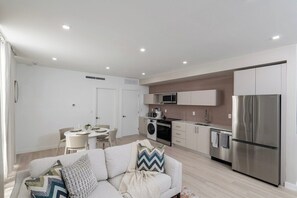 Un apartament modern amb saló, menjador i cuina.