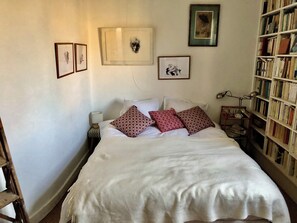 Room - Vrbo Property (Paris)