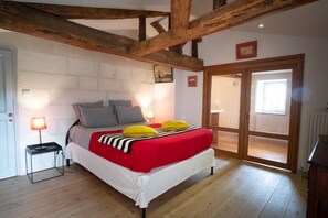 Room - Bed and Breakfast in 14th Century Château with Shared Garden and Wi-Fi (Champdolent)