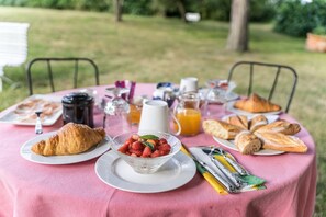 Outdoor dining - Bed and Breakfast in 14th Century Château with Shared Garden and Wi-Fi (Champdolent)