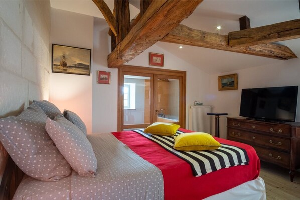 Room - Bed and Breakfast in 14th Century Château with Shared Garden and Wi-Fi (Champdolent)