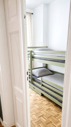 A bunk bed with a herringbone-patterned wooden floor. - Spacious 125m² Apartment in Gera City Center for 8 Guests (Gera)
