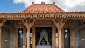 Vila superior, piscina particular, vista para o mar | Opções para refeição ao ar livre