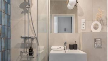 Deluxe Apartment, Balcony, Courtyard View | Bathroom